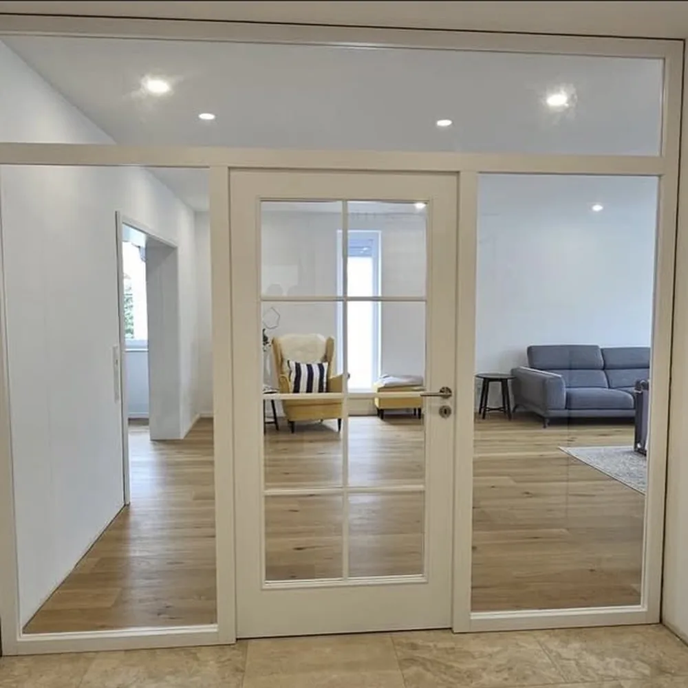 Wei&szlig;e Glast&uuml;r mit Sprossenteilung, Durchblick ins Wohnzimmer