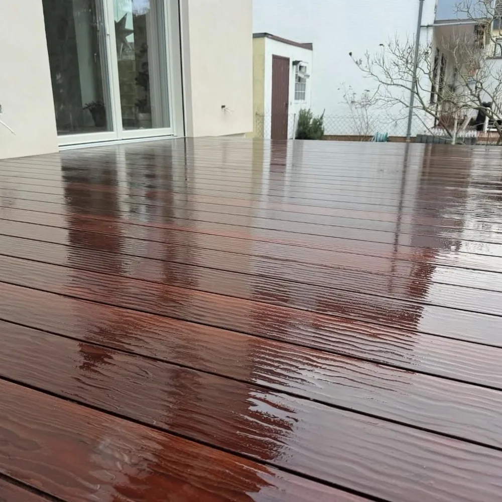 Frisch ge&ouml;lte Terrassendielen in Rotbraun, glatt verlegt