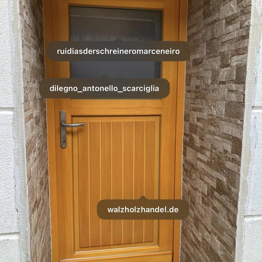 Naturholz-Haust&uuml;r eingebaut in eine Natursteinfassade